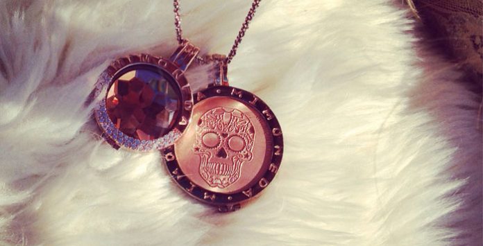 mi moneda chain and pendant